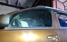 Стекло двери передней левой на Renault Duster 1