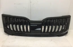 Решётка радиатора Skoda Octavia 2013-2020 5E0853653 A7, передняя