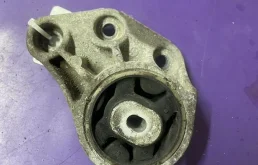 Кронштейн опоры коробки audi a4 8e0599125k