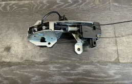 Замок стекла крышки багажника vag 7l0827506d