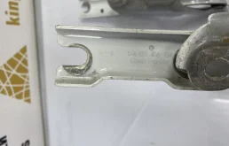 Петля капота правая для Skoda Rapid 2013 года на фотографиях