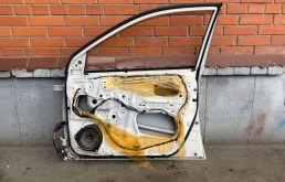 Дверь передняя правая для Toyota Corolla 2001 года на фотографиях