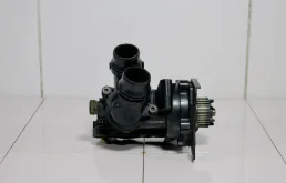Водяной насос в сборе с термостатом AUDI A3 2008+ 06H121026BA 8P