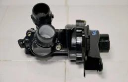 Водяной насос в сборе с термостатом AUDI A4 2008+ 06H121026BA B8
