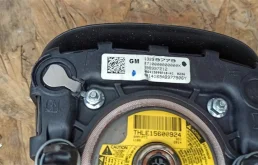 Подушка безопасности водителя для Opel Astra 2015 года на фотографиях