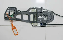 Кронштейн ручки двери FORD FOCUS 1933899 BK, передний правый