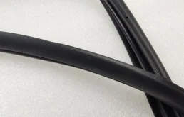 Уплотнитель передней правой двери для Hyundai Solaris 2018 года на фотографиях