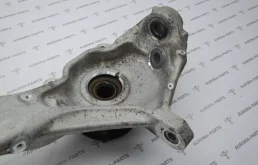 Кулак поворотный правый для Land Rover Range Rover на фотографиях