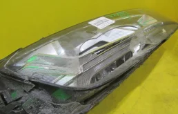 Фара правая для Audi Q7 2015 года на фотографиях