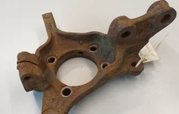 Кулак поворотный левый для Subaru Legacy 2009 года на фотографиях