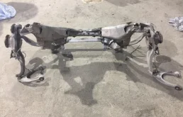 Подрамник двигателя для BMW 5er 2016 года на фотографиях