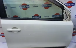 Дверь передняя правая для Nissan Note 2013 года на фотографиях