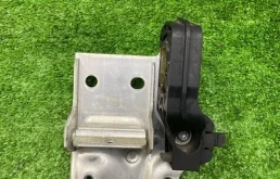Кронштейн радиатора правый BMW 5 2010 51117186514 F10 N52B30AF