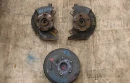 Кулак задний левый для Toyota Avensis 2005 года на фотографиях