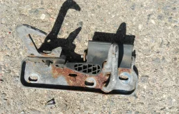 крюк капота Volkswagen Tiguan  2009