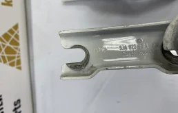 Петля капота правая для Skoda Rapid 2013 года на фотографиях