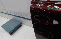 Дверь передняя правая для Toyota RAV4 на фотографиях