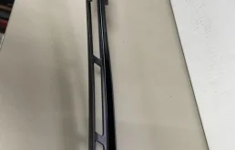 Поводок лобового стеклоочистителя правый для Audi Q7 2007 года на фотографиях