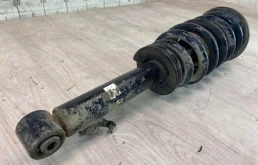 Амортизатор для Mitsubishi Pajero 1999 года на фотографиях