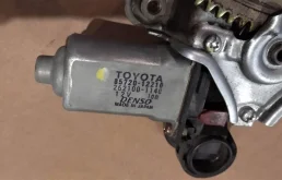 Мотор стеклоподъемника передний левый для Toyota Corolla на фотографиях
