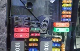 Блок предохранителей под капотом для Volkswagen Passat (B6, Typ 3C) 2005-2010