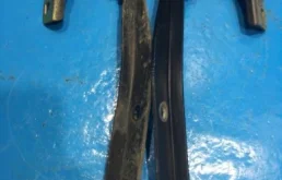 Петля капота правая для Nissan Note 2009 года на фотографиях