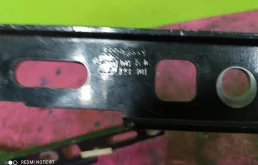 Петля капота правая для Audi Q7 2010 года на фотографиях