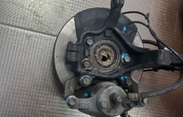 Кулак поворотный левый для Nissan Tiida на фотографиях