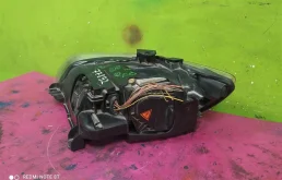 Фара ксенон левая для Audi Q7 2009 года на фотографиях