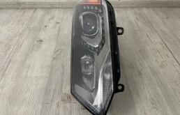 Фара ксенон левая для Volkswagen Touareg 2011 года на фотографиях