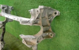 Подрамник двигателя для Audi Q7 2015 года на фотографиях