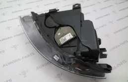 Кронштейн правой фары нижний для Audi Q7 2010 года на фотографиях