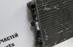 Радиатор охлаждения ДВС для Volkswagen Golf 2011 года на фотографиях