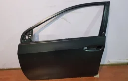 Стекла и зеркала для Toyota Corolla 2014 года на фотографиях