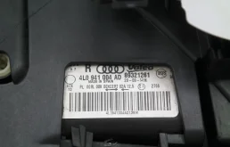 Кронштейн правой фары нижний для Audi Q7 2010 года на фотографиях