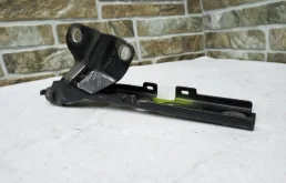 Петля капота левая для Audi Q3 на фотографиях