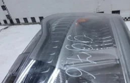 Фара правая для Ford Explorer 2012 года на фотографиях