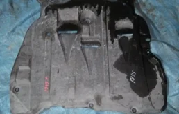 Пластиковая защита двигателя для Volvo XC90 2002 года на фотографиях