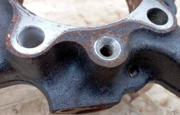 Кулак поворотный правый для Mitsubishi Pajero на фотографиях