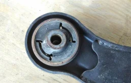 Качающийся рычаг правый для Suzuki Grand Vitara на фотографиях