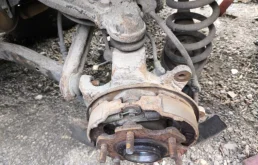 Кулак задний левый для Mitsubishi Pajero V90 5dr 2006-2011