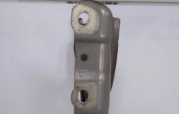 Петля капота левая для Skoda Rapid 2025 года на фотографиях