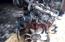 Двигатель без навесного для Mitsubishi Pajero 2003 года на фотографиях