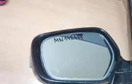 Зеркальный элемент левый для Mitsubishi Grandis 2003-2011