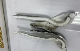 Петля капота правая для Skoda Rapid 2013 года на фотографиях