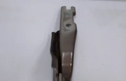 Петля капота левая для Skoda Rapid 2025 года на фотографиях