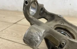 Кулак поворотный левый для Audi Q7 на фотографиях