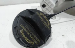 Крышка горловины топливного бака для Hyundai Solaris 2015 года на фотографиях