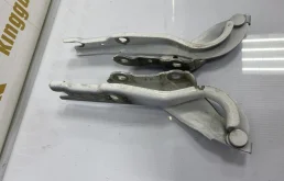 Петля капота правая для Skoda Rapid 2013 года на фотографиях