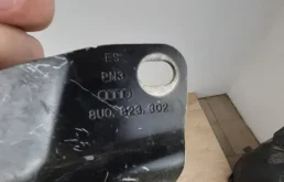 Петля капота правая для Audi Q3 на фотографиях